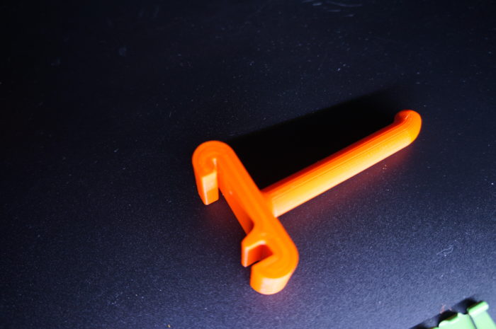 Ausgedrucker Aufhängehaken auf den Tronxy 3D Drucker in FDM Verfahren. Layer 0,2 mm.