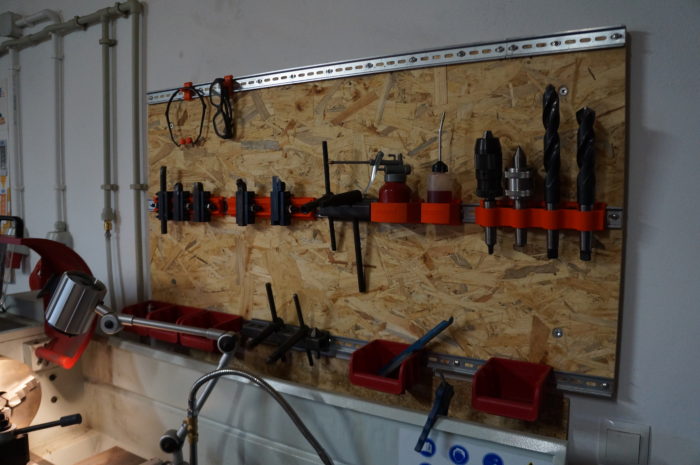 OSB Werkzeugwand mit Wandhalterungen für Drehmaschinenwerkzeuge. Kompakt, stabil, preiswert, und variabel. 3D gedruckte Halter.